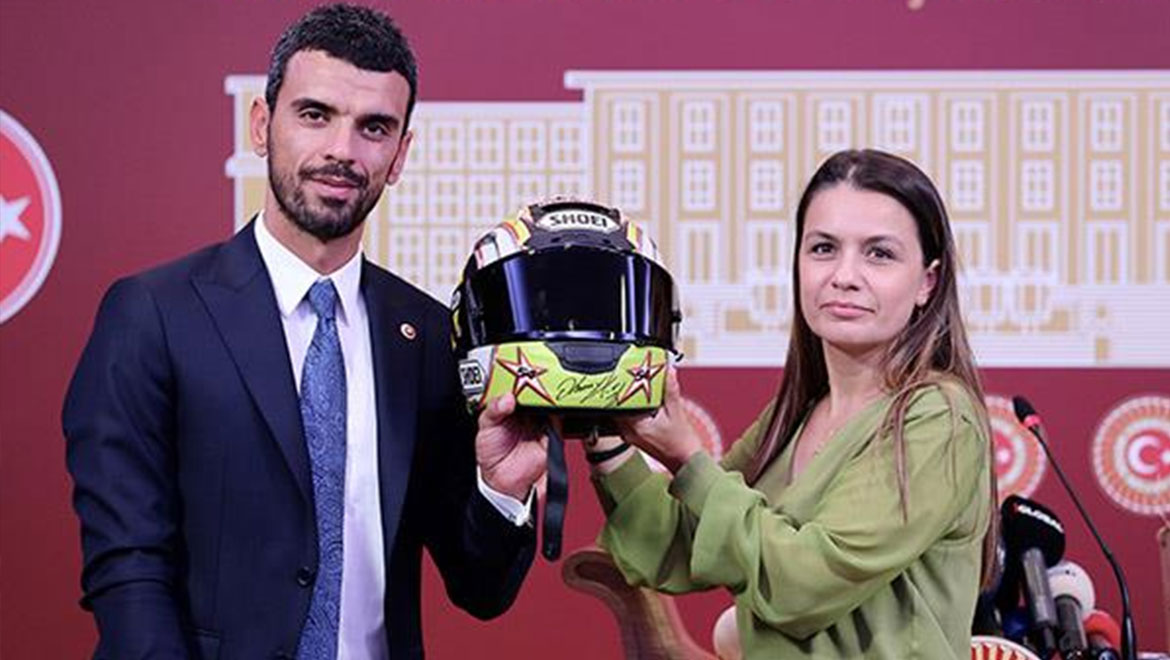 Kenan Sofuoğlu donated his crash helmet that saved his life to Green Crescent
