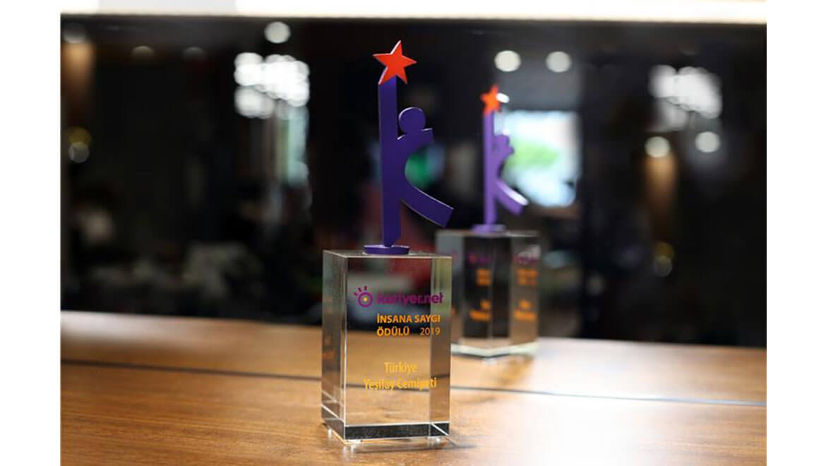 insana_saygi_odulu_b.jpg