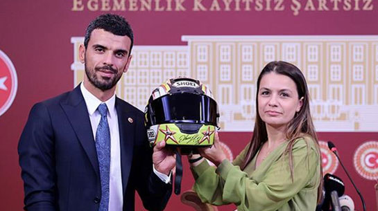 kenan-sofuoglu-donated-his-crash-helmet-that-saved-his-life-to-green-crescent-k.jpg