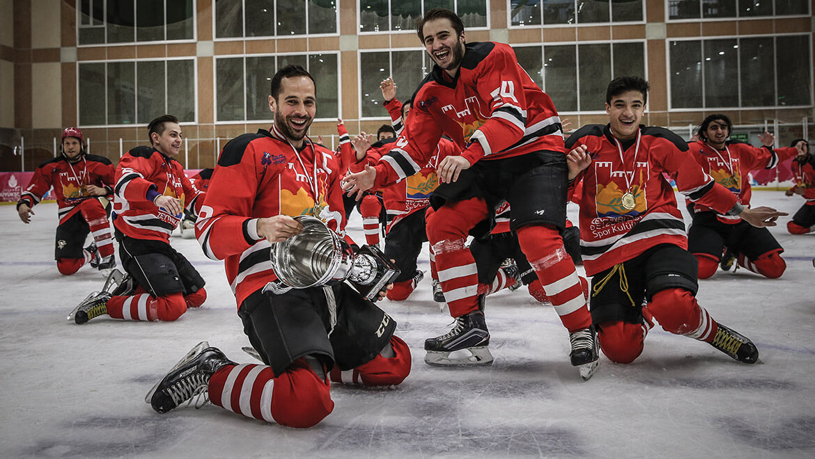 Buz Hokeyi Sayesinde “Tek Yürek” Oldular: Bağımlılıktan Kurtuldular